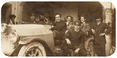 foto histórica que muestra a los fundadores reunidos alrededor de un mítico torpedo